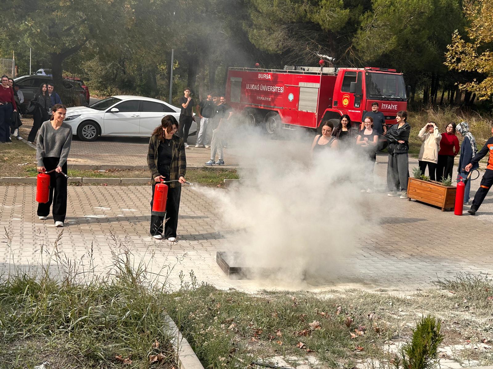 Kimya Bölümü 1. Sınıf Öğrencilerine Temel Yangın Eğitimi Verildi